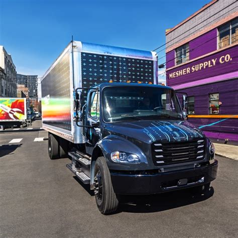 electric plug in 26 000 gvw box truck|Freightliner eM2 FAQ .